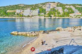 Its total population is 42,615 (census 2011). Strand Splendid Dubrovnik Strande An Putovnica Net