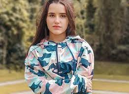 A független, szerelemből kiábrándult tini dj eldönti, hogy a saját útját járja; Leticia Faria Pedro Actress Biography Age Height Weight Family Movies Wiki And More Wiki King Latest Important News