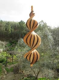 Windspiel Spirale Aus Akazie Und Mooreiche Von Intarsienwelt Auf Dawanda Com Windspiele Windspiel Holz Wind