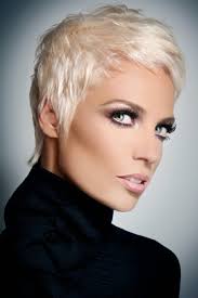 Kurze Haare Stylen 5 Angesagte Kurzhaarfrisuren Fur Damen Frisuren Kurze Haare Stylen Kurzhaarfrisuren