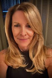 Becky is a Reiki healer and here she uses light codes and reiki hand  movement to send healing. Take it in. ☀️✨💚