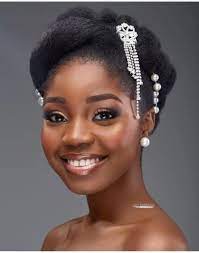 Look De Mariee Inspiration Makeup Pour Peau Noire Perles D Afrique Cheveux Afro Coiffures Noires Coiffure Mariage Tresse