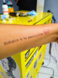 Un delicado diseño de letra j que aparece en minúscula cursiva. Pin De Fabiana Martinez En Tatoo Tatuaje Globo Aerostatico Tatuajes Espaciales Tatuajes