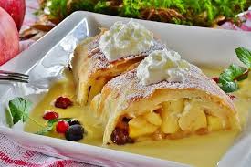рецепт штруделя с яблоками и корицей из слоеного теста Bystryj Yablochnyj Shtrudel S Vanilnym Sousom S Izobrazheniyami Yablochnye Recepty Idei Dlya Blyud Yablochnyj Shtrudel