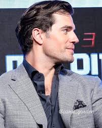 위처에서 Yennefer를 연기하는 여배우 Anya Chalotra는 최근 헨리 카빌과 일하는 것을 그리워한다고 표현했다: "그는  Geralt가 무엇을 해야 하는지 알고 있다, 내 말은 Henry와 Geralt는 거의 하나다." "