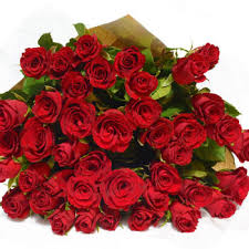 Quale omaggio floreale risulta più gradito di un bel mazzo di rose rosse?che sia un dono romantico per san valentino, una dichiarazione d'amore per la propria. Mazzi Di Rose Con Consegna A Domicilio Bassano Fiori A San Valentino