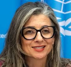 Intenso color azul lo hace peculiar, Desde lo excéntrico a la belleza y  rareza de figuras mitológicas con gran abundancia de adornos y filigranas.  Presenta un aspecto barroco. Un lugar fuera de