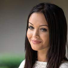 Découvrez deux photos de nabilla. Nabilla Son Entourage S Exprime Sur Facebook