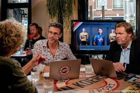 Erik dijkstra heeft geschiedenis gestudeerd aan de rijksuniversiteit groningen en heeft daar gewerkt bij de lokale omroep oog tv. Erik Dijkstra En Frank Evenblij Brengen Nieuws Vanuit De Regio Ditjes Datjes