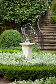 Simple Sculpturing Pruned Hedging Mass Planting With Single Plant Color Pedestal With Object Garden Landscape Design Classic Garden Garden Inspiration