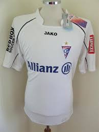 Najpierw pod grand hotelem przy którym zatrzymał się autokar z zespołem, a następnie w późnych godzinach nocnych, gdy ze. Gornik Zabrze Home Fussball Trikots 2008 2009