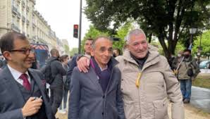 Lors d'une manifestation contre le pass sanitaire, il a choisi de comparer ce système mis en place par le gouvernement à l'étoile jaune imposée aux juifs. Sn3r5ky1twbjjm