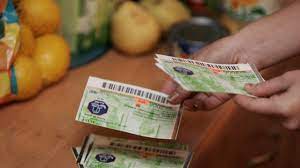 Bugetarii își vor lua adio de la bonurile de masă de la începutul anului viitor, potrivit noii legi a salarizării, acestea urmând să fie înlocuite cu o normă spre deosebire de bonurile de masă, norma de hrană pentru bugetari este supusă impozitării complete. Fiecare Leu Acordat AngajaÅ£ilor Prin Tichete De MasÄ Aduce 40 De Bani IncasÄri La Buget Studiu Al Academiei Romane