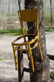 L'exemple que j'ai est telle une chaise Chaise Cassee Suspendue A L Arbre Banque D Images Et Photos Libres De Droits Image 72952064