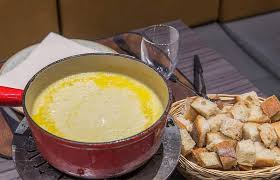 Un plat typiquement savoyard, réalisé avec différents fromages fondus dans du vin blanc sec, pour y tremper des morceaux de pain. Where To Eat The Best Fondue Savoyarde In The World Tasteatlas