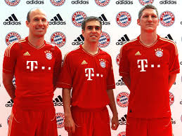 Erstmal steht natürlich die frage im raum, wann und wie es überhaupt eine neue saison geben wird. In Rot Und Gold Das Ist Das Neue Heim Trikot Der Bayern Bundesliga Bildergalerie Kicker