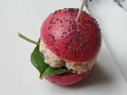Minis Burgers Au Saumon Buns Rose A La Betterave Et Rillettes Aux Deux Saumons Burgers Au Saumon Aperitif Gastronomique Aperitif Vegetarien