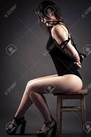 ロープで縛られて、ボンテージ手の椅子に座っている美しい女性の写真素材・画像素材 Image 75140089