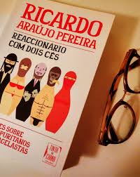 Ricardo artur de araújo pereira nasceu na freguesia lisboeta de são sebastião da pedreira e cresceu na zona de benfica, sendo filho de um piloto da tap e de uma assistente de bordo. Reaccionario Com Dois Ces Ricardo Araujo Pereira A Mulher Que Ama Livros
