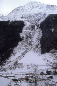 Wie viele menschen noch unter den schneemassen liegen, ist unklar. Lawinen Bmlrt Gv At