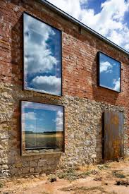 Une Ruine Transformee En Loft Atypique Dans Le Nord De L Espagne Fenetres Contemporaines Architecture De Facade Architecture Brique