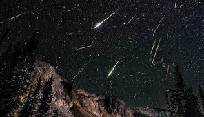 A chuva de meteoros é um evento que ocorre aleatoriamente durante a noite em uma taxa de 1 em cada 10 noites (na média). Pico Da Chuva De Meteoros Liridas Acontece Hoje A Noite Misterios Do Universo