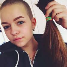 Sandra Persson rakade av allt håret