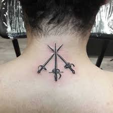 Jun 12, 2021 · la campionessa boscarelli ha mostrato ai suoi ragazzi il suo nuovo oro conquistato ai campionati italiani a squadre che per la spadista sannita ha un significato importante. Tatuaggio Spada Significato Idee E Immagini Tatuaggio Co