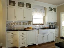 Cottage Kitchen With Antique White Shaker Cabinets Antique White Kitchen Cabinets Antique Kitchen Cabinets Cottage Style Kitchen