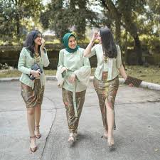Kumpulanmodelkebayamodern.blogspot.com model rok kebaya 2022, model rok span batik belah samping, model rok kebaya terbaru. 12 Model Rok Padanan Kebaya Untuk Bridesmaid Jangan Bingung Lagi Ini Sontekannya Biar Serasi