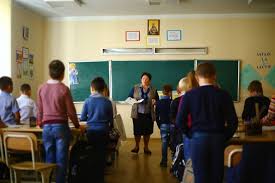 Se prevede că salariul profesorilor va fi majorat anual,pe măsura creșterii procentuale a salariului mediu prognozat pe economia națională pentru anul gestionar față de salariul mediu al cadrelor didactice din învățământ real atins în trimestru iv al anului precedent. Profesorii Tot Mai BÄƒtrani È™i Mai PuÈ›ini Datele Statistice IlustreazÄƒ SituaÈ›ia Pedagogilor Din Republica Moldova Moldova Org