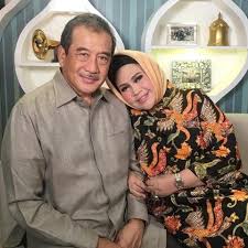 Her 1977 duet with ajie bandi, damai tapi gersang (peaceful yet arid), was the first indonesian song to win the world popular song festival in tokyo. Potret Bahagia Hetty Koes Endang Dan Suami Yang Sudah 28 Tahun Bersama