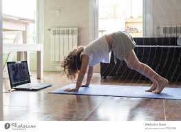 Yoga lernen yoga für flexibilität fitness routinen fitness tipps yoga folgen faszien yoga gymnastik training fitness und bewegung yoga zu hause dehnübungen gewicht übungen schnell schlank werden zeit im fitnessstudio. Kleines Madchen Lernt Zu Hause Online Yoga Ein Lizenzfreies Stock Foto Von Photocase