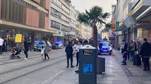 In würzburg sind bei einer messerattacke drei menschen getötet und mehrere verletzt worden. X6nrt961 Saofm
