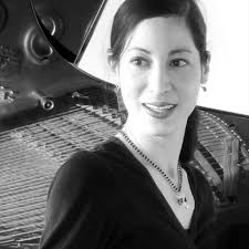 Die Pianistin Sara Koch ist eine spannende Künstlerpersönlichkeit, die in  der Kammermusik einen Namen hat.