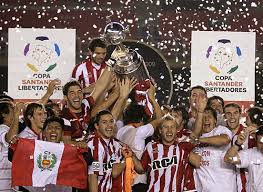Estudiantes venía de ganar el primer encuentro en la plata por 2 a 1 al palmeiras, y había perdido el segundo en san pablo 3 a 1, por esto se debía disputar un tercer partido que definiría el ganador de la copa. Recordamos A Los 8 Campeones Argentinos De La Copa Libertadores