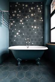 This bathroom design comprises neutral colors, grey and white, contrasted by dark violet and the silver accessories complement the final look, employed in the bathtub and sink. Bvfxqt5oab8prm