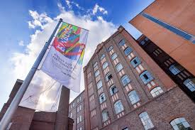 With regard to establishing a new or expanding an already existing entity domiciled in germany, the german supervisory authorities stand ready to discuss the pertinent issues. Einblicke Kunst Aus Der National Bank Stiftung Fur Kunst Und Kultur E V