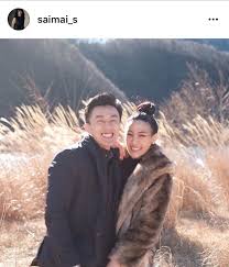 สายไหม มณีรัตน์ ได้โพสต์ภาพกำลังกอดคอกันกับแฟนหนุ่มนอกวงการ โดยที่นิ้วนางข้างซ้ายของสายไหมมีแหวนสวมอยู่ พร้อมแคปชั่นว่า 14.04.2018 the left ring finger is occupied. à¸ªà¸²à¸¢à¹„à¸«à¸¡ à¹à¸®à¸›à¸› à¸£ à¸à¸«à¸™ à¸¡à¸™à¸­à¸à¸§à¸‡à¸à¸²à¸£ Daradaily