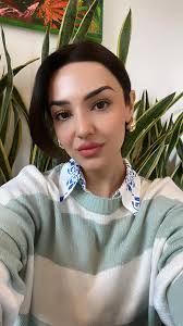 It's funny that they're that fine and still gotta advertise. I think more  men see this as a potential headache more than anything. Yeah she look good  but what else?