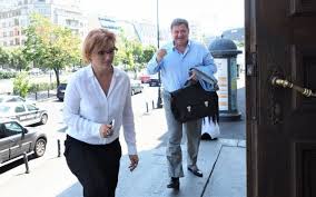 O tanara de 23 de ani a fost lovita de o masina din coloana oficiala a presedintelui traian basescu in curtea pavilionului romexpo. Jnvt3k6wszvzim