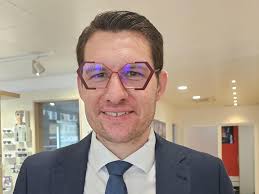 marktschreier #hamburg #coburg #ob 🌭🥓🥩🧀🐟🍤 🍝🍫🍪Noch bis zum Sonntag  könnt ihr laute Stimmen mit deftigen Worten am Schlossplatz erleben. Die  „Echte Gilde der Marktschreier“ und des „Original Hamburger Fischmarktes“  sind auf Tour