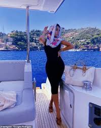 Submitted 14 days ago by snoo_13910. Georgina Rodriguez Setzt Auf Eine Sehr Vollbusige Anzeige In Tiefem Leopard Print Bikini Aktuelle Boulevard Nachrichten Und Fotogalerien Zu Stars Sternchen