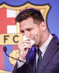 Messi se despidió del #Barcelona, totalmente quebrado en lo emocional. Fin  de muchos años, muchos logros, títulos en el único club que jugó como  profesional. Ahora cual será su destino? ¿PSG? Surgen