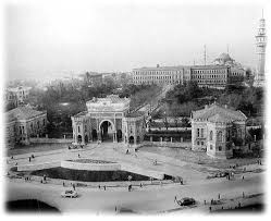 İstanbul üniversitesi (i̇ü), ana yerleşkesi i̇stanbul'un fatih ilçesinde bulunan türkiye'nin en eski devlet üniversitesidir. Istanbul Universitesi Beyazit Kampusu Nun Eski Bir Goruntusu Istanbul Fotograf Universiteler