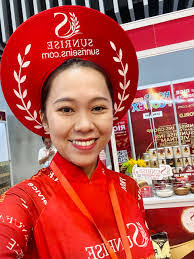 Linda Tra's Instagram, Twitter & Facebook