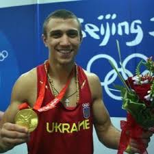 В пекине украинский боксер выиграл олимпийский турнир в весовой категории до 57 кг, техническим нокаутом победив в финале француза хедафи джелхира. Vasilij Lomachenko 10 Let Nazad Zavoeval Pervuyu Olimpijskuyu Medal