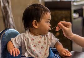 Umumnya, bayi 6 bulan diperkenalkan dengan makanan sereal, pure, atau bubur halus yang dibuat sendiri untuk mendukung. Rambu Rambu Makanan Bayi 6 Bulan Apa Yang Boleh Dan Tidak Boleh Diberikan Alodokter