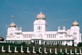 Istana iskandariah is located at bukit chandan on the left bank of sungai perak upstream from hilir perak on the site of the former istana. Istana Iskandariah Kuala Kangsar