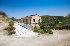La casa del priore è ospitato in un antico casolare in pietra del 1200 su un rilievo collinare molto vicino al centro abitato di andora, in provincia di savona, dal quale si gode di uno splendido panorama. La Casa Del Priore Patti Prezzi Aggiornati Per Il 2021